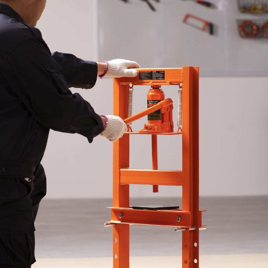 6 tonnás műhelyi hidraulikus prés préslapokkal