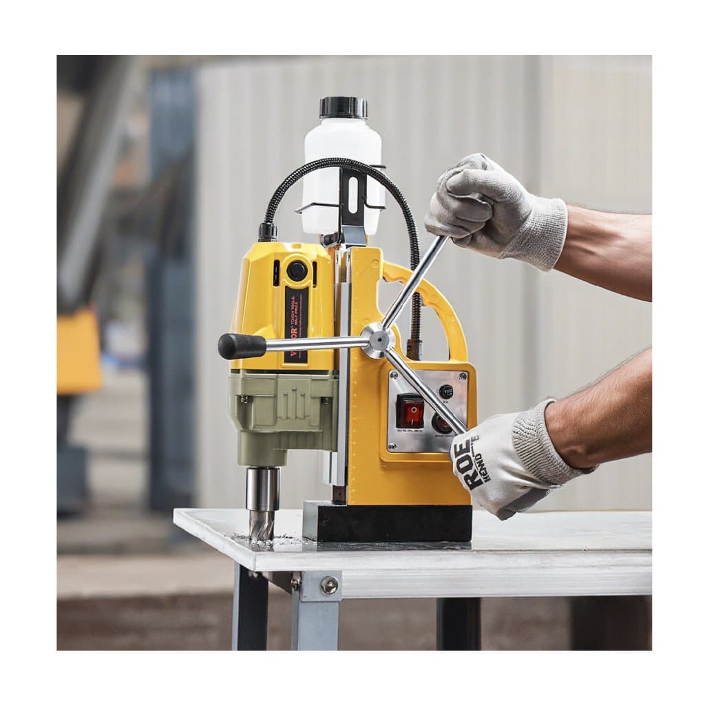 1400 W-os, 2810 lbf nyomatékú mágneses fúró, 1,6 hüvelykes fúrási átmérővel, 11 bittel