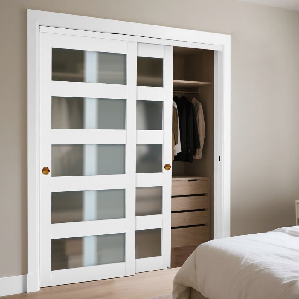 Tolóajtó szekrénybe, 1524 mm (dupla 787 mm) x 2032 mm, 5 literes matt üveg bypass tolóajtók vasalatkészlettel, tömörfa és MDF lap vízálló PVC felülettel hálószobákba