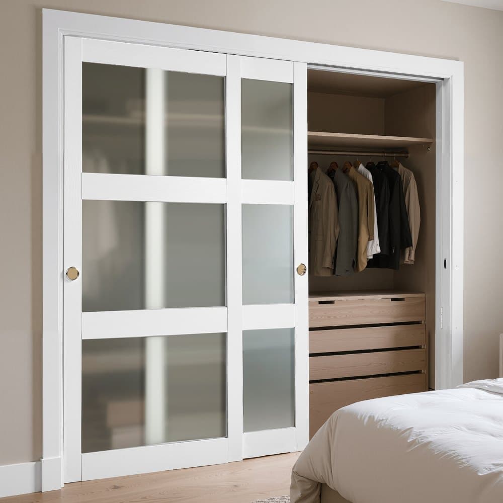 Tolóajtó gardróbokhoz, 1829 mm (dupla 940 mm) x 2032 mm, 3 literes matt üveg bypass tolóajtók vasalatkészlettel, tömörfa és MDF lap vízálló PVC felülettel hálószobákba