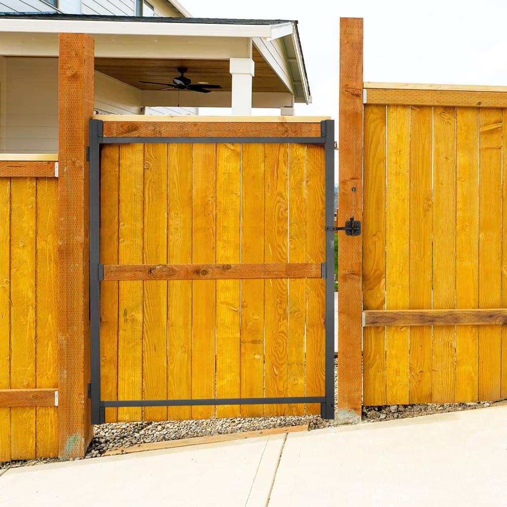 Kapuépítő készlet, 90-152 cm széles nyílásokhoz, 1,8-2,1 m magas kerítéshez, állítható kapuépítő készlet, megereszkedésgátló, teljes kapukeret-készlet retesszel és csavarokkal, fakerítéshez, vas