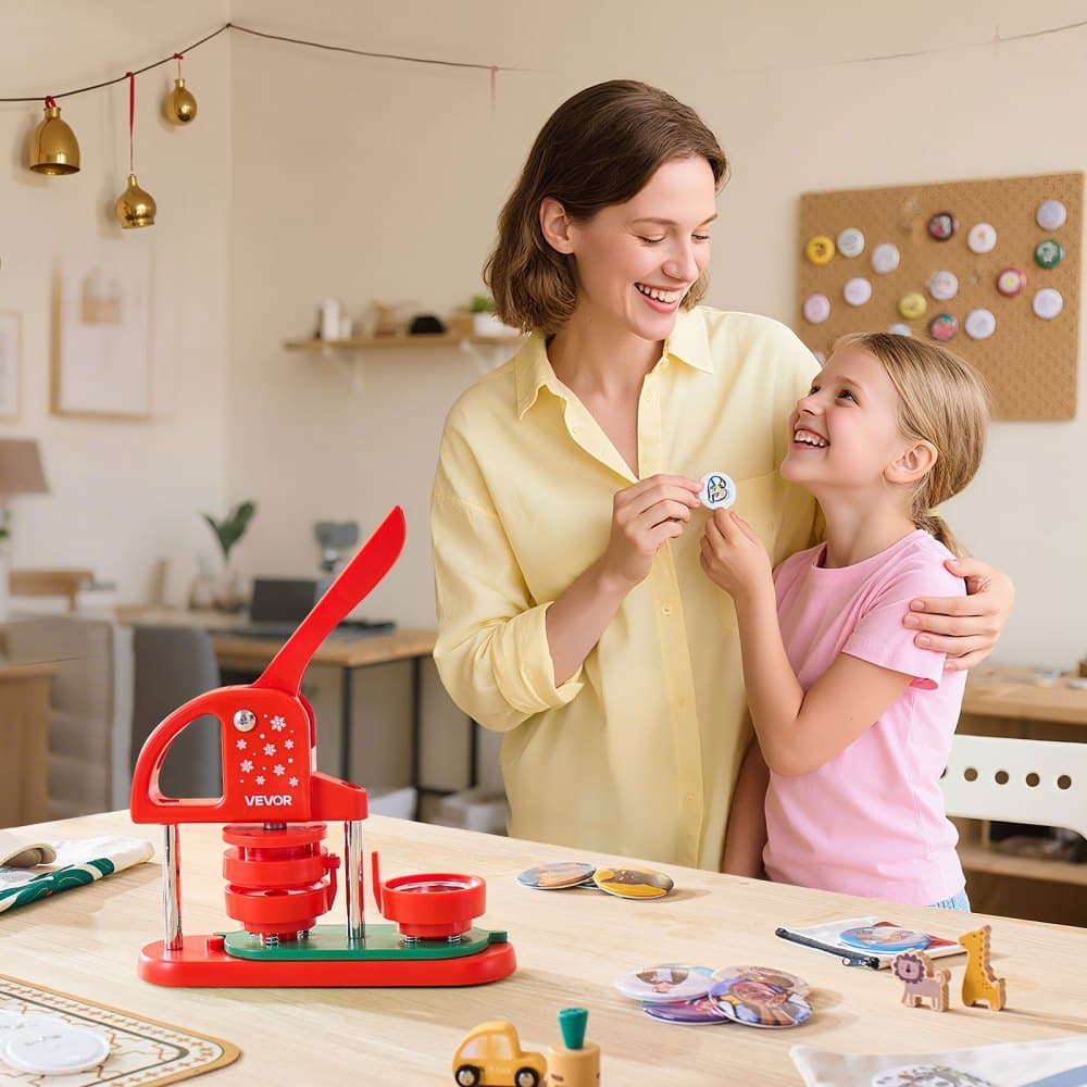 Gombkészítő gép, 58 mm, Műanyag gombostűkészítő 100 db-os gombalkatrésszel, Körvágóval és Imbuszkulcsokkal, Megerősített ergonomikus fogantyúval, DIY jelvényekhez, személyre szabott gombostűkhöz és kulcstartókhoz, Piros