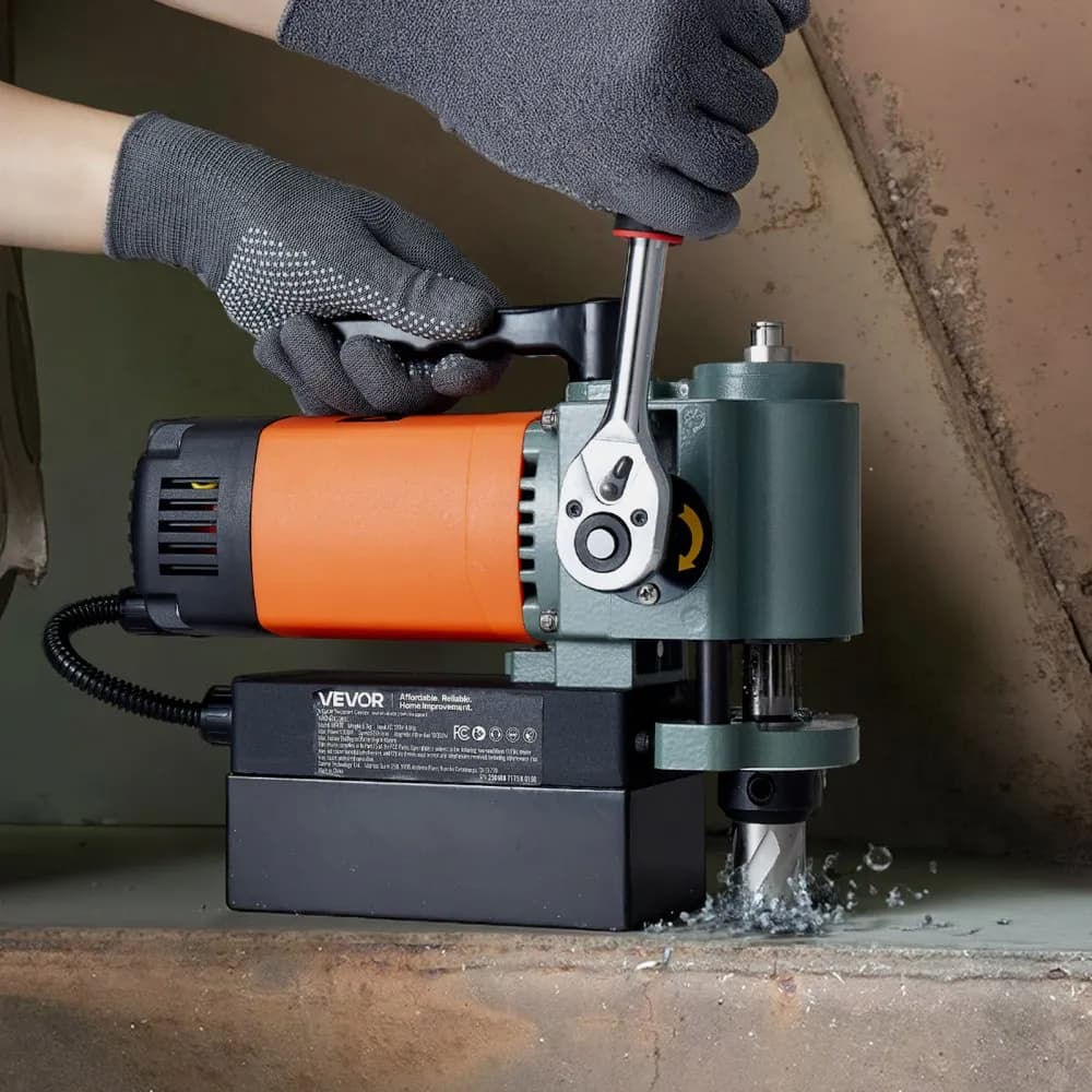 Alacsony profilú mágneses fúróprés, 1300 W, 35 mm-es fúróátmérő, 10000 N teljesítményű, hordozható mágneses fúróprés, 650 fordulat/perc sebesség, Weldon szárral, fémfelületekhez, ipari és otthoni fejlesztéshez