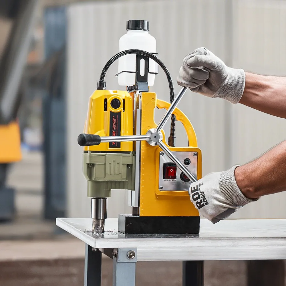 Mágneses fúró, 1400 W-os motor, 1,6 hüvelykes fúróátmérő, 2810 lbf nyomatékú hordozható elektromos mágneses fúróprés, 11 magfúróval, 800 fordulat/perc sebességgel, fúrógép fémfelületekhez, otthonfelújítási iparhoz